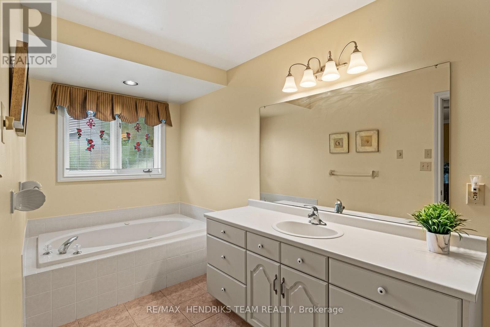 28 HERITAGE LANE - 20