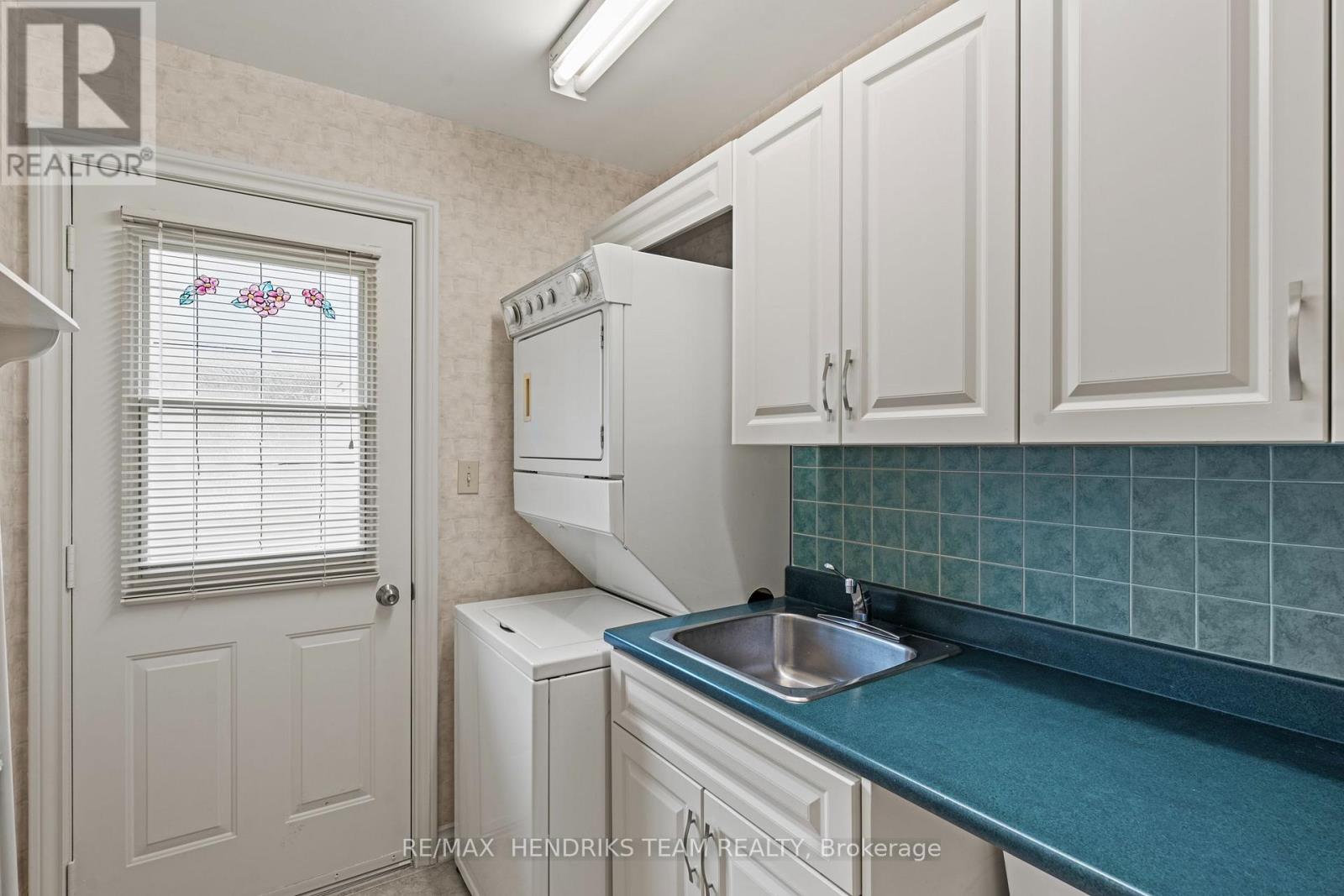 28 HERITAGE LANE - 24