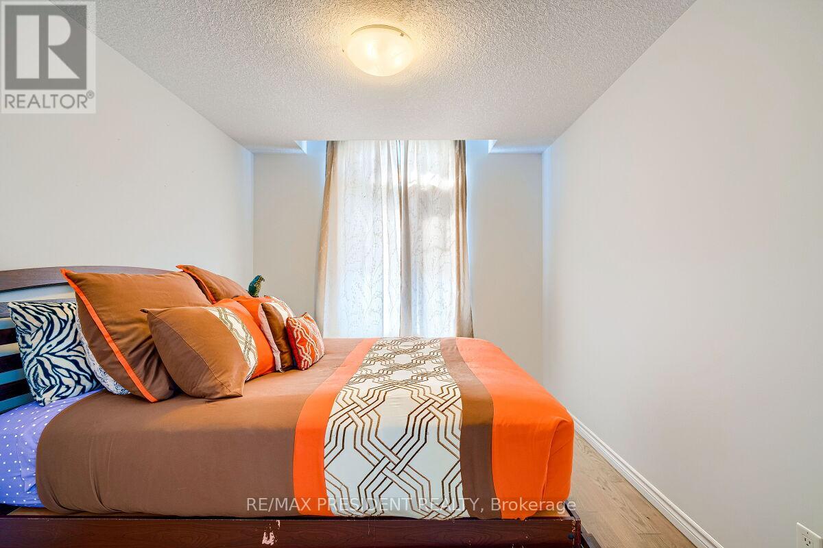 573 FORMAN AVENUE - 26