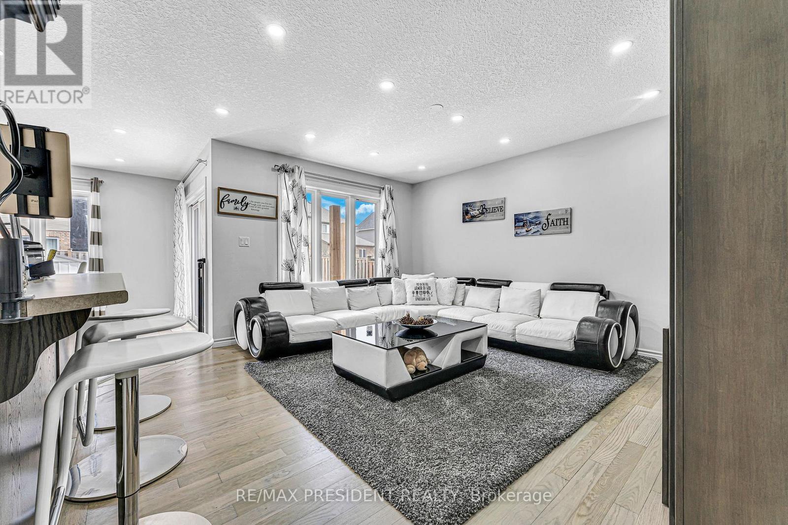 573 FORMAN AVENUE - 4