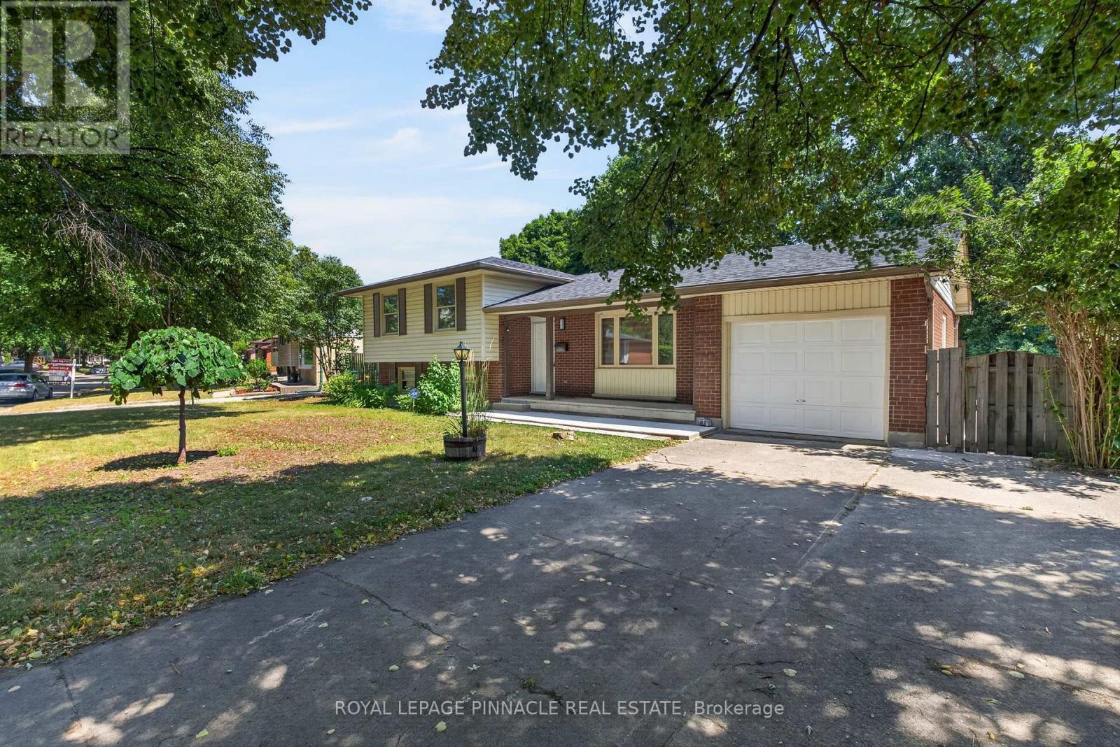 41 AMY CRESCENT - 2