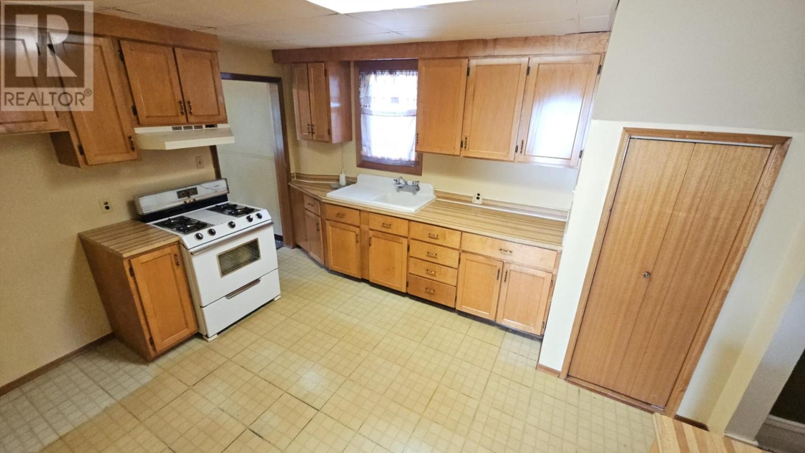 320 Dease ST - 12