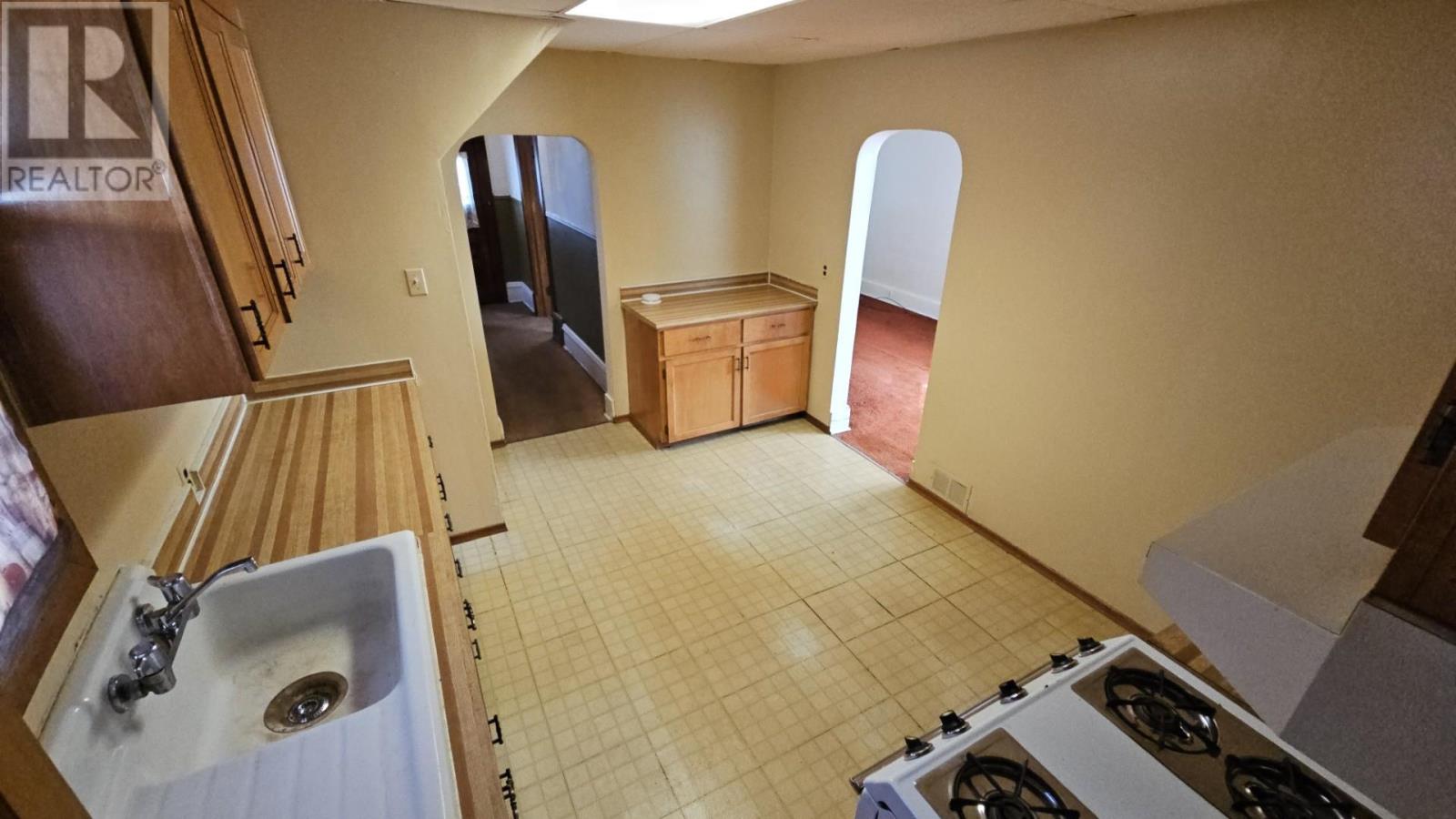 320 Dease ST - 13