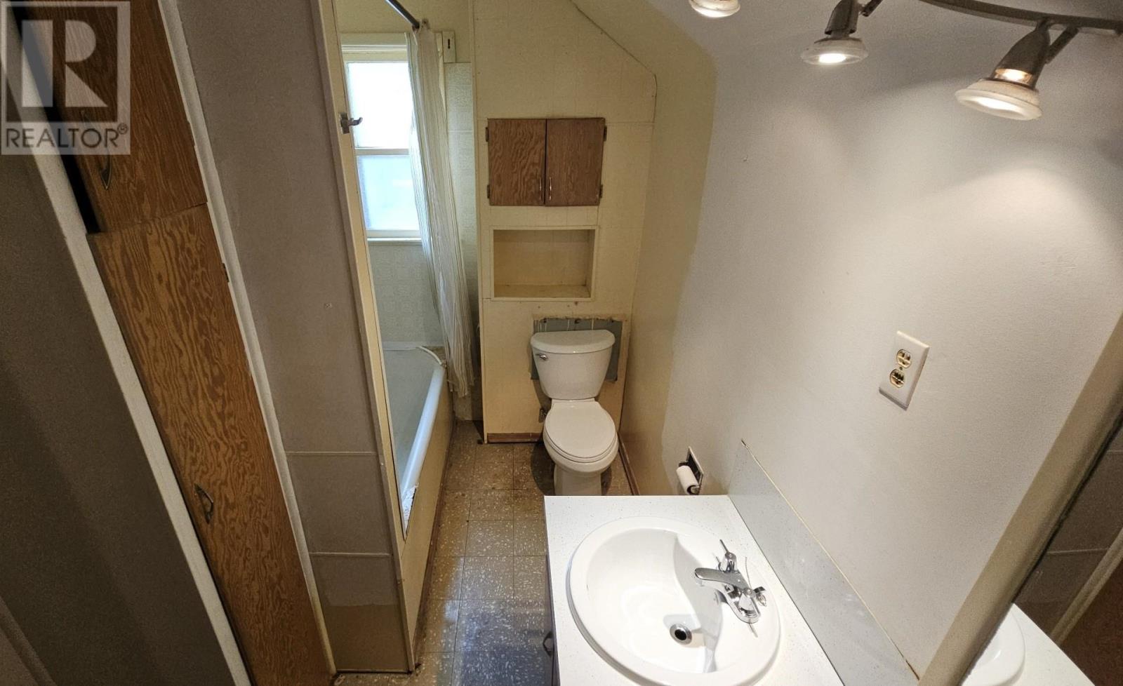 320 Dease ST - 20