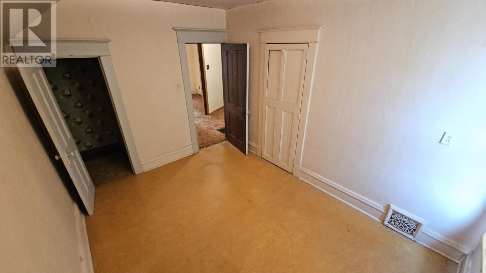 320 Dease ST - 4