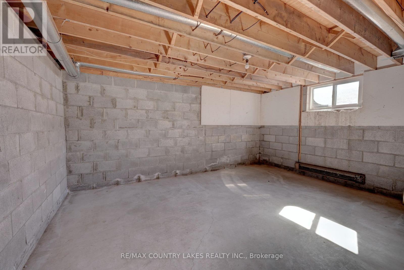 94 LAIDLAW STREET N - 23