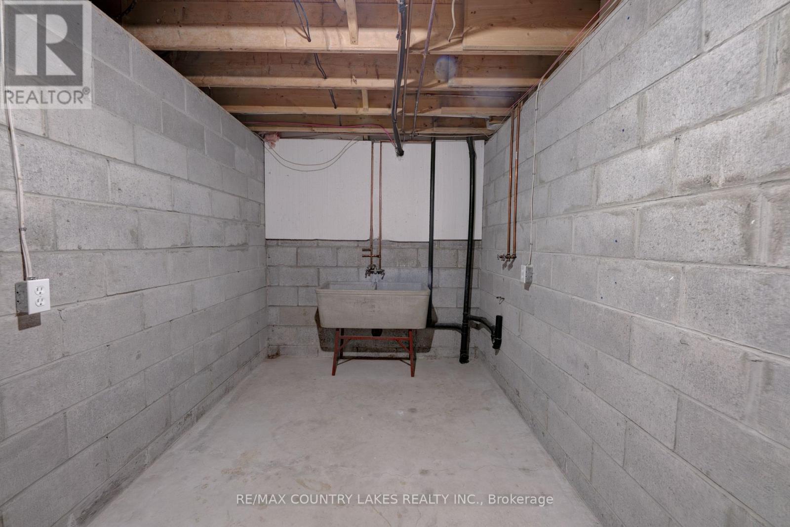94 LAIDLAW STREET N - Image 24