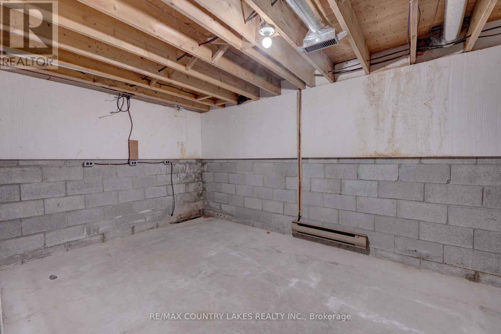 94 LAIDLAW STREET N - 25