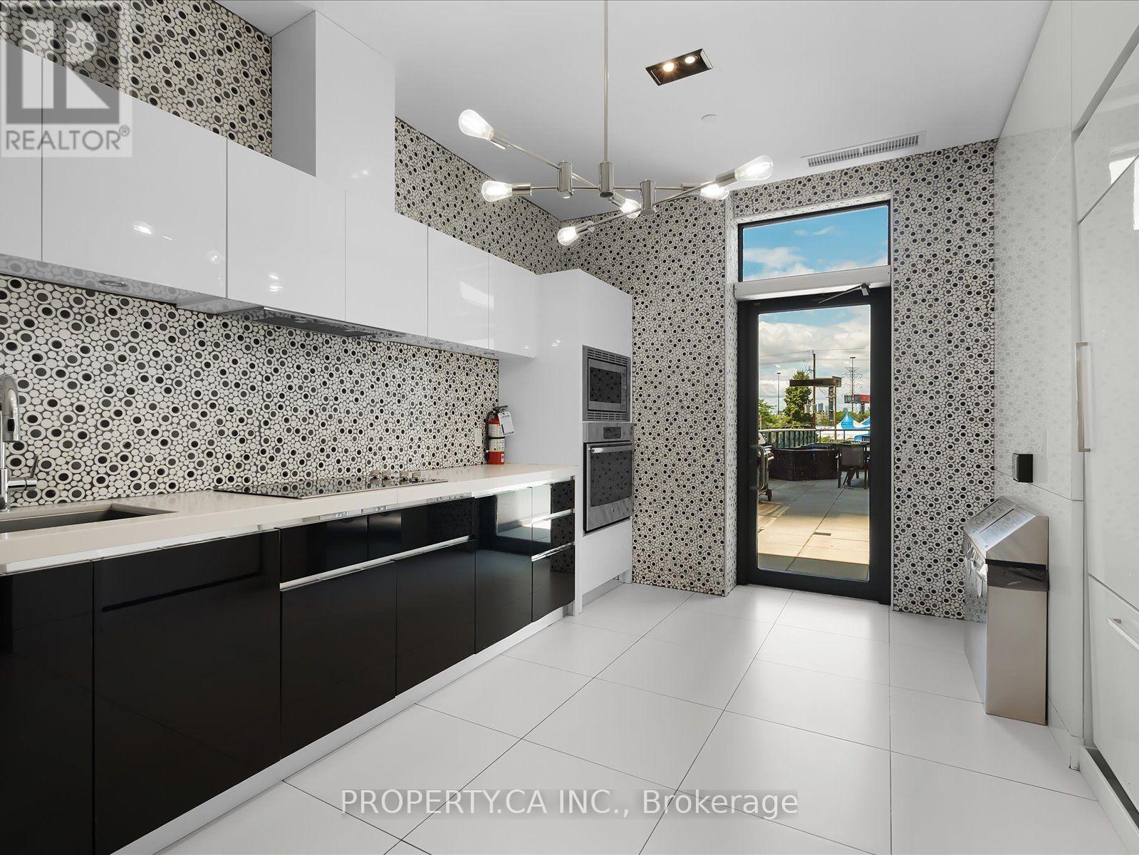 #1906 56 ANNIE CRAIG DRIVE - 28