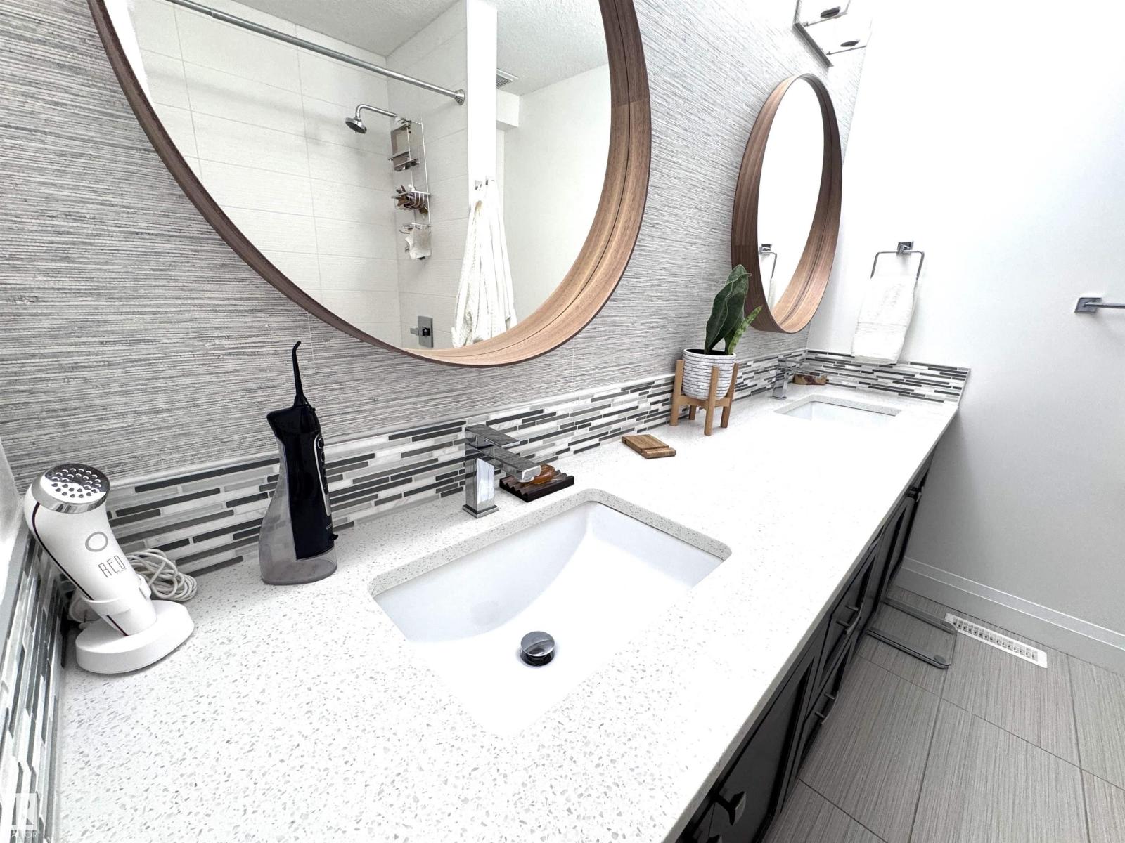 7004 97 ST NW - 22