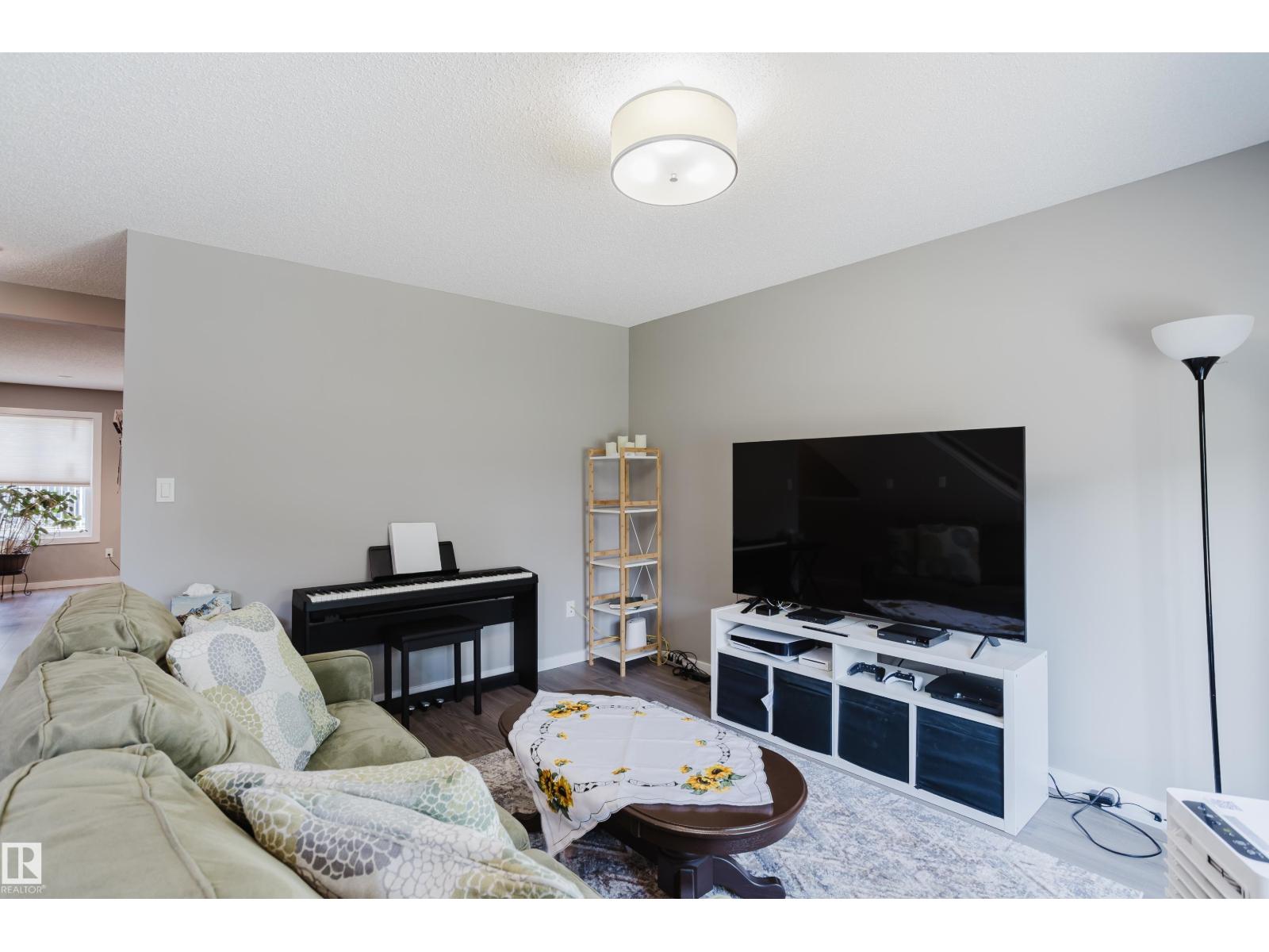 #28 2215 24 ST NW - 9