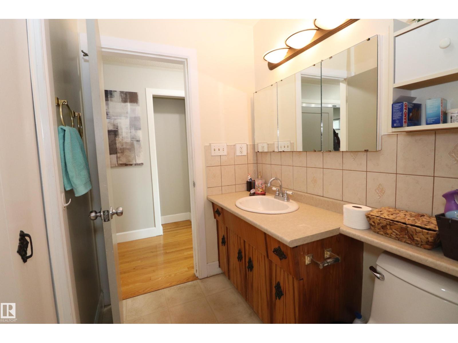 5017 46 AV - Image 13