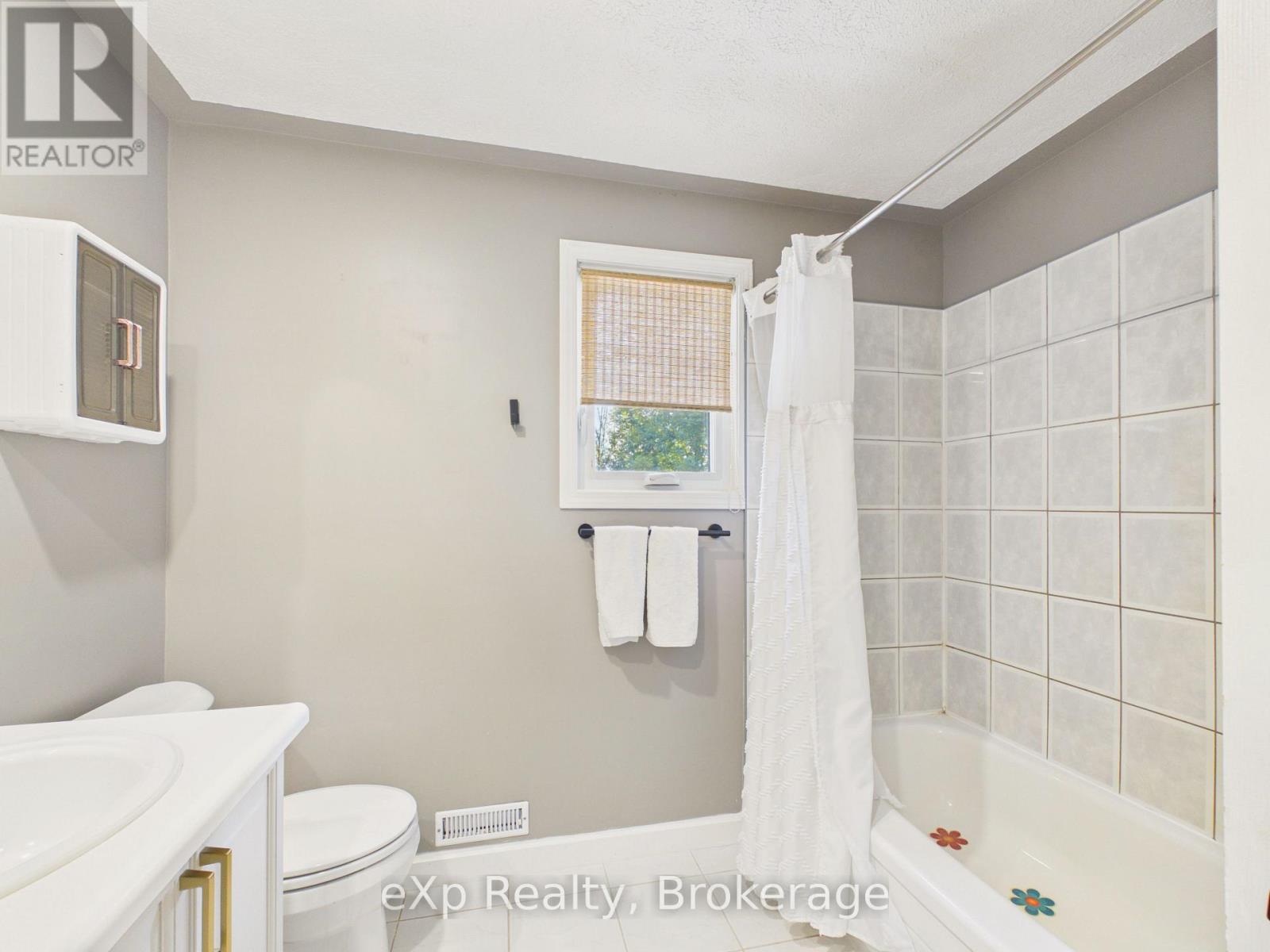 20 HIGHLAND CRESCENT - Image 26