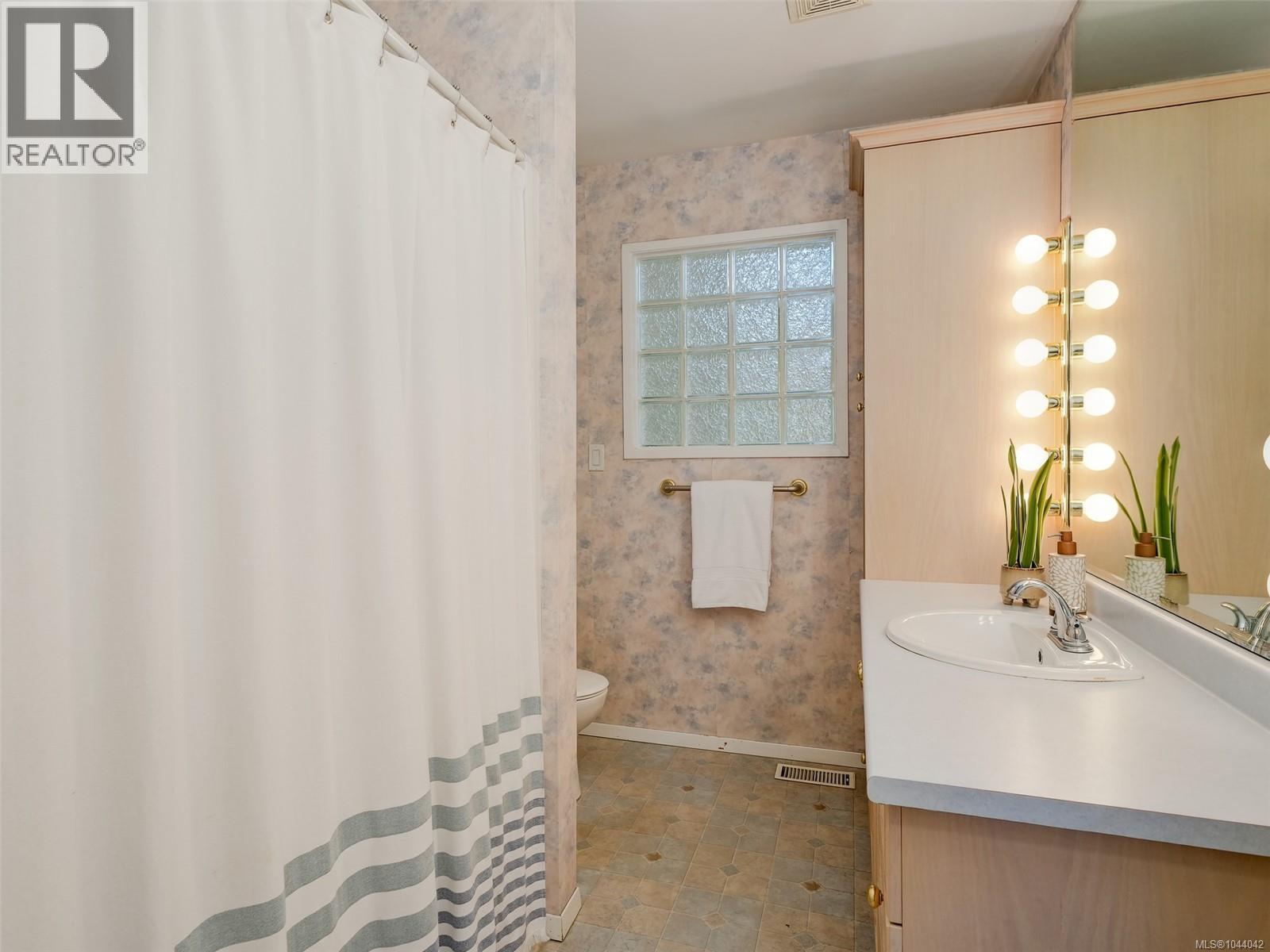 743 Helvetia Cres - 15