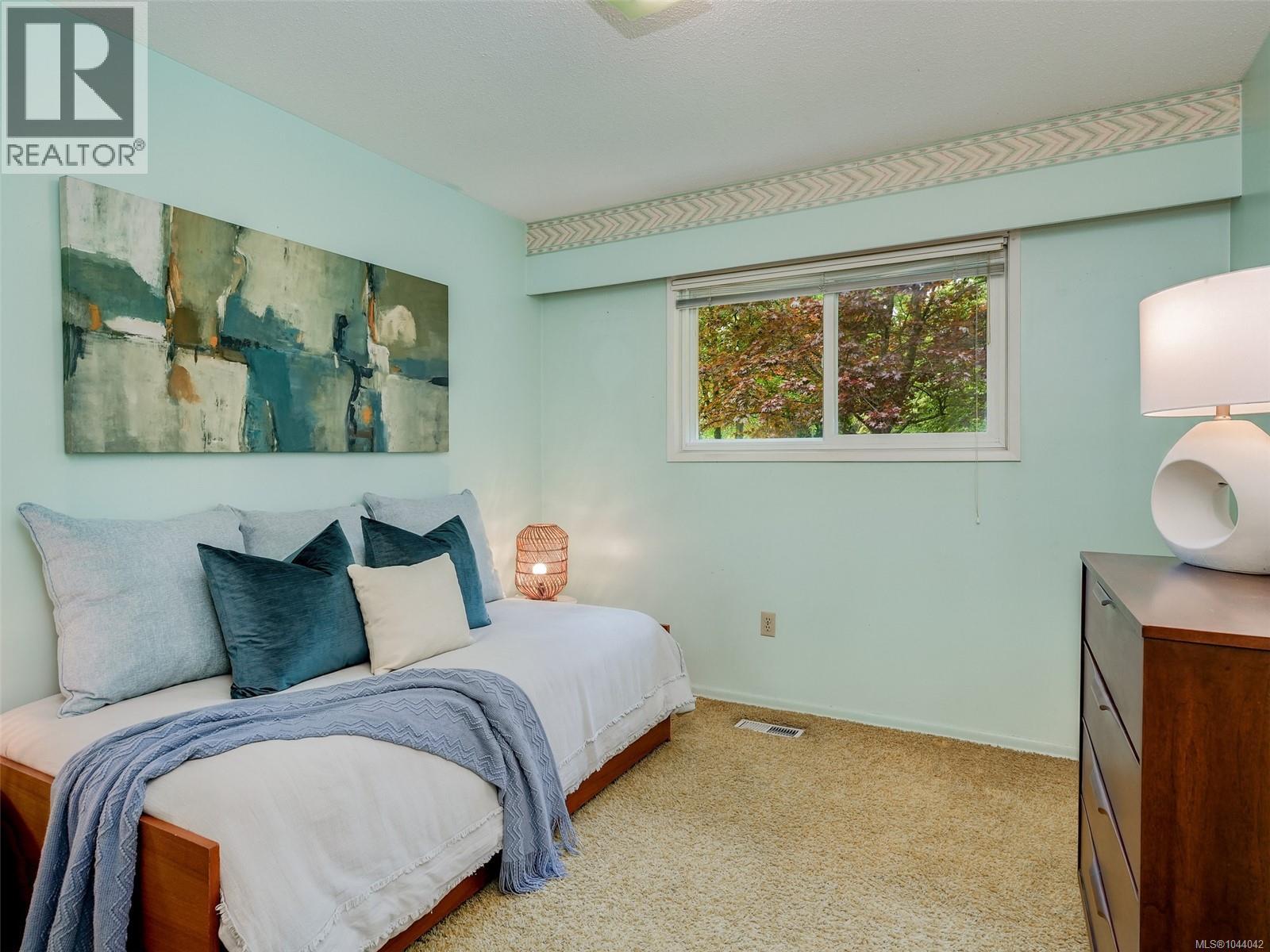 743 Helvetia Cres - 16