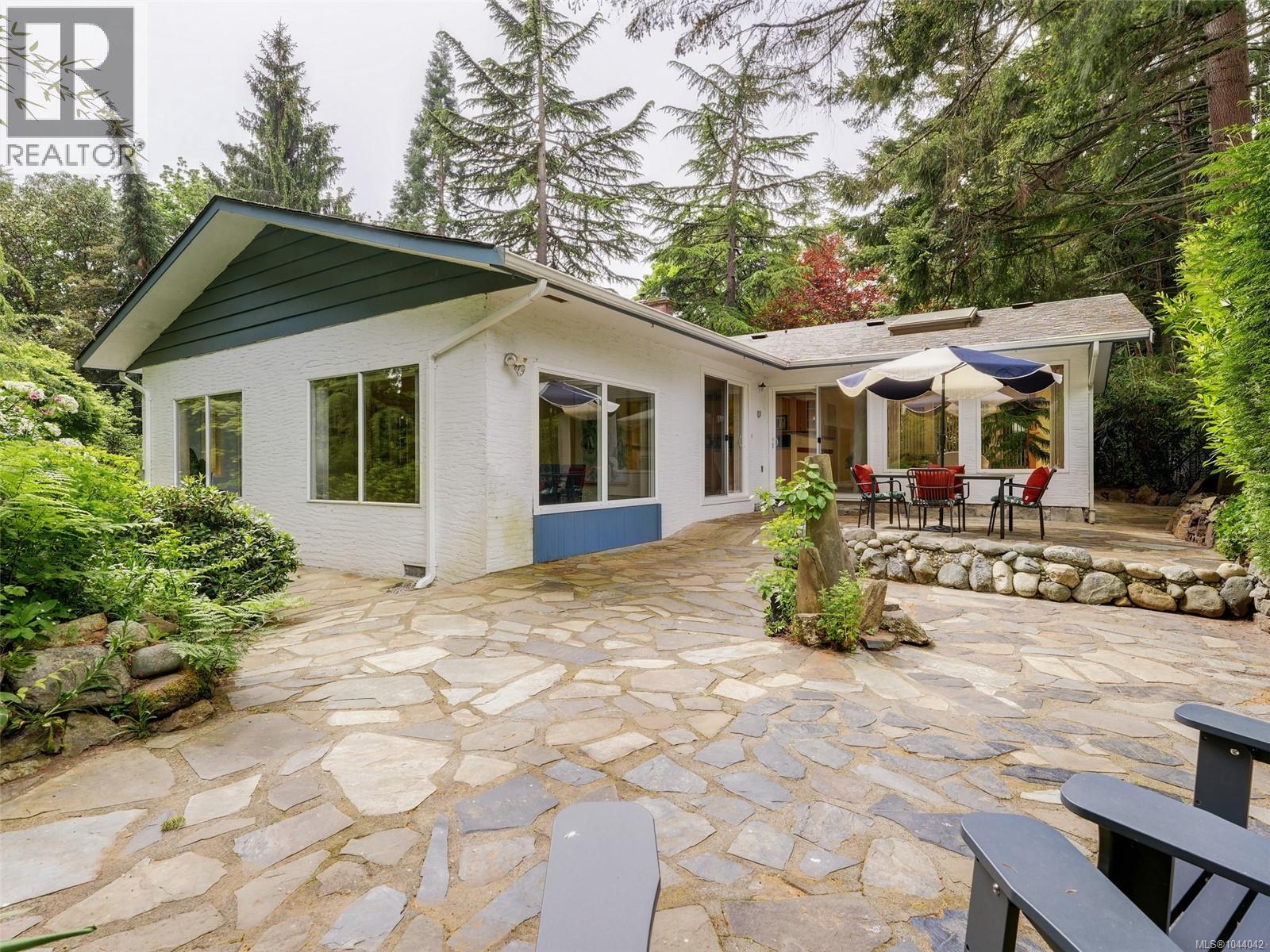 743 Helvetia Cres - 24