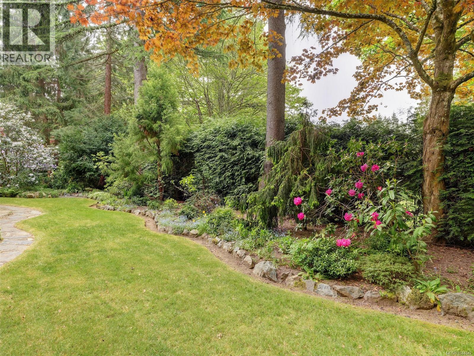 743 Helvetia Cres - 25
