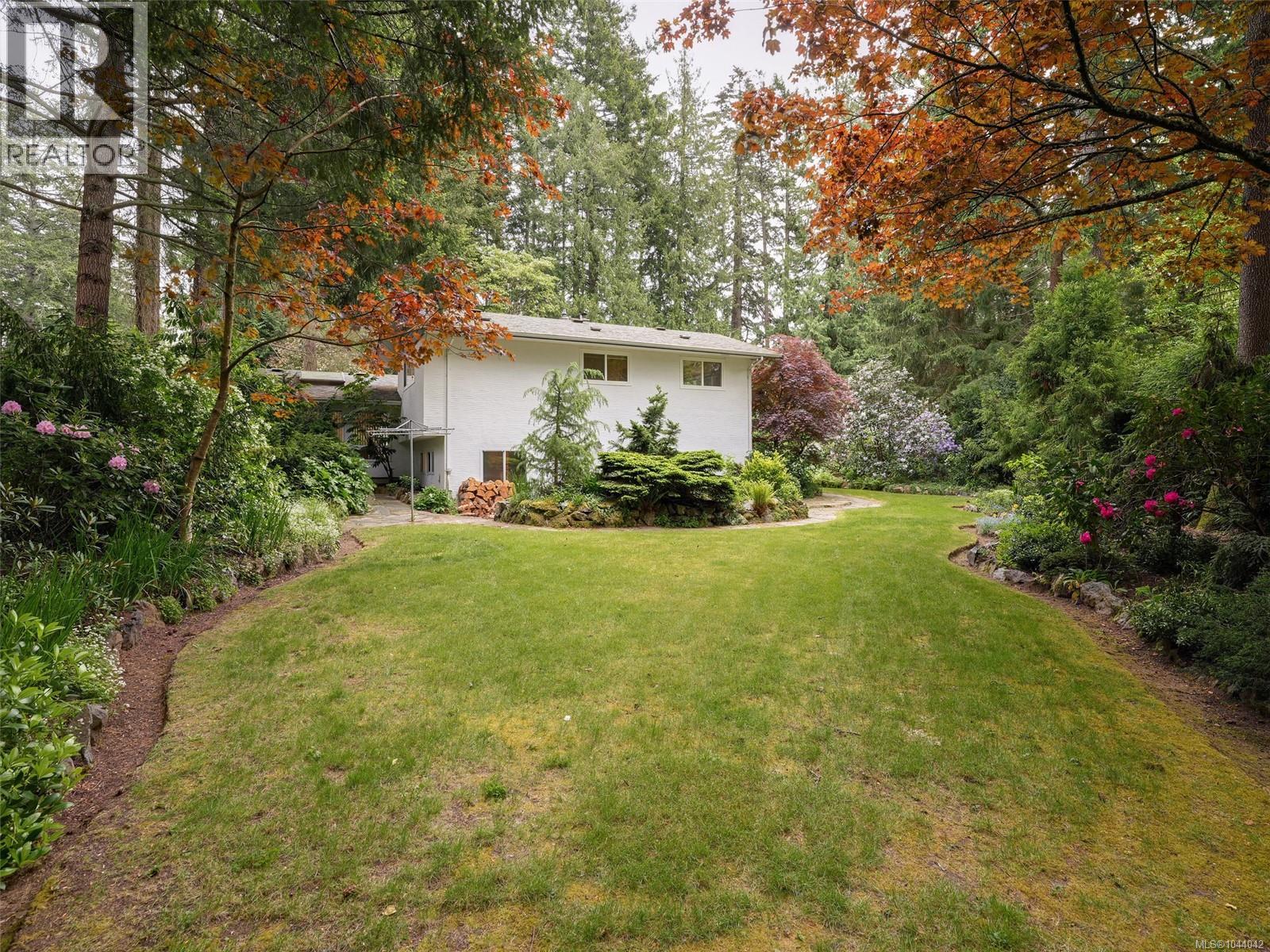 743 Helvetia Cres - 26