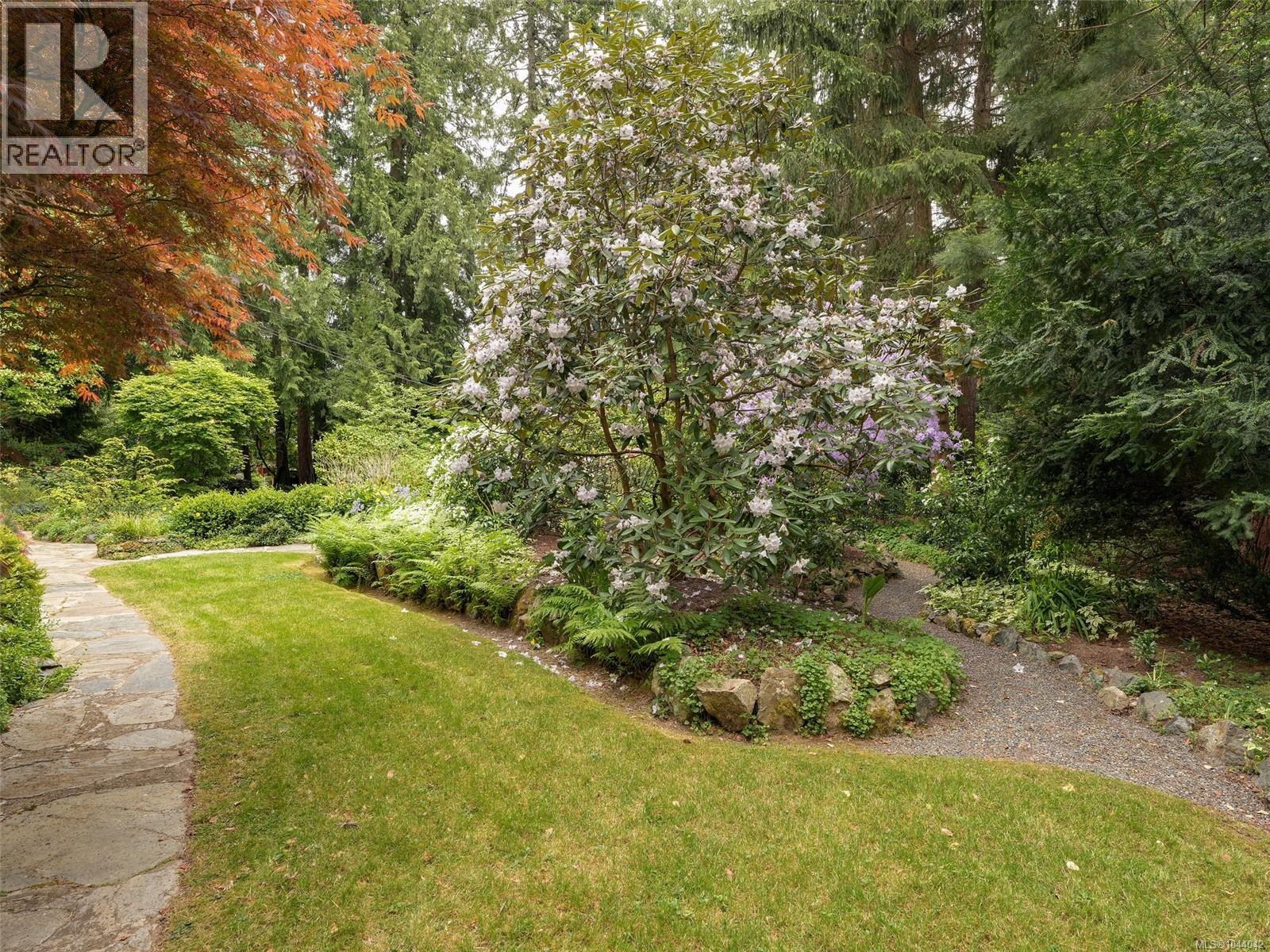 743 Helvetia Cres - 27