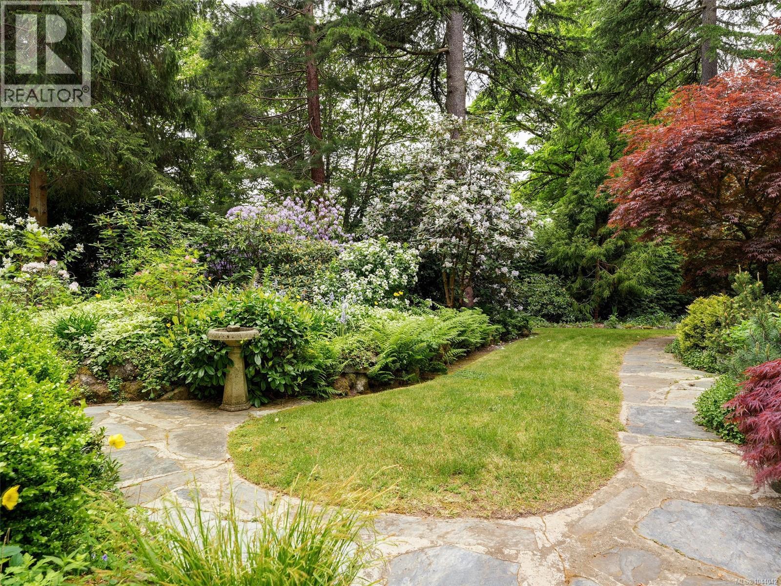 743 Helvetia Cres - 28