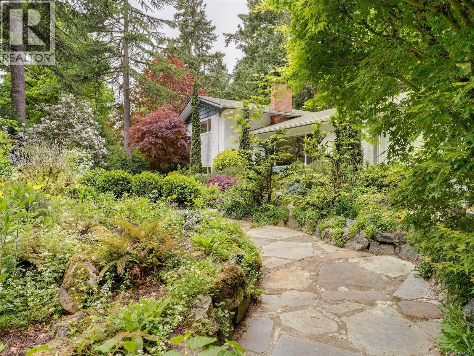 743 Helvetia Cres - 30