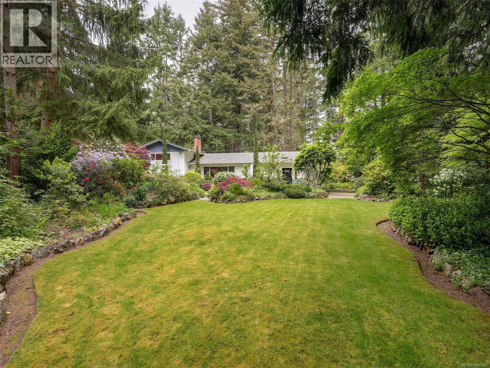 743 Helvetia Cres - 33