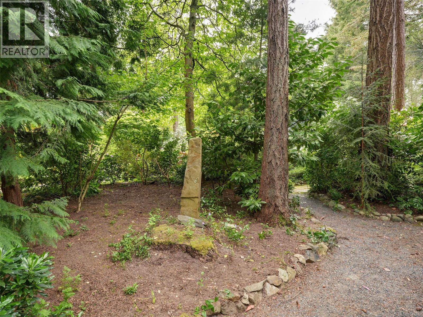 743 Helvetia Cres - 36