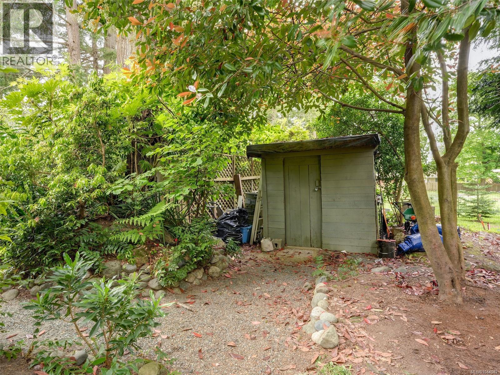 743 Helvetia Cres - 37