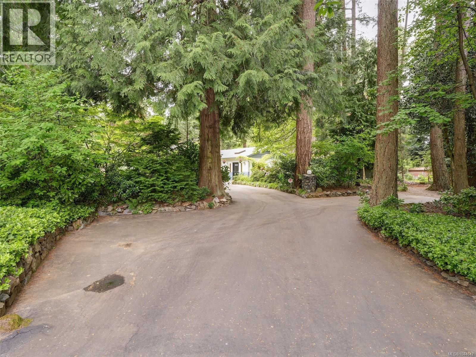 743 Helvetia Cres - 38