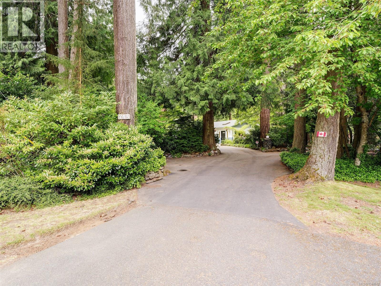 743 Helvetia Cres - 39