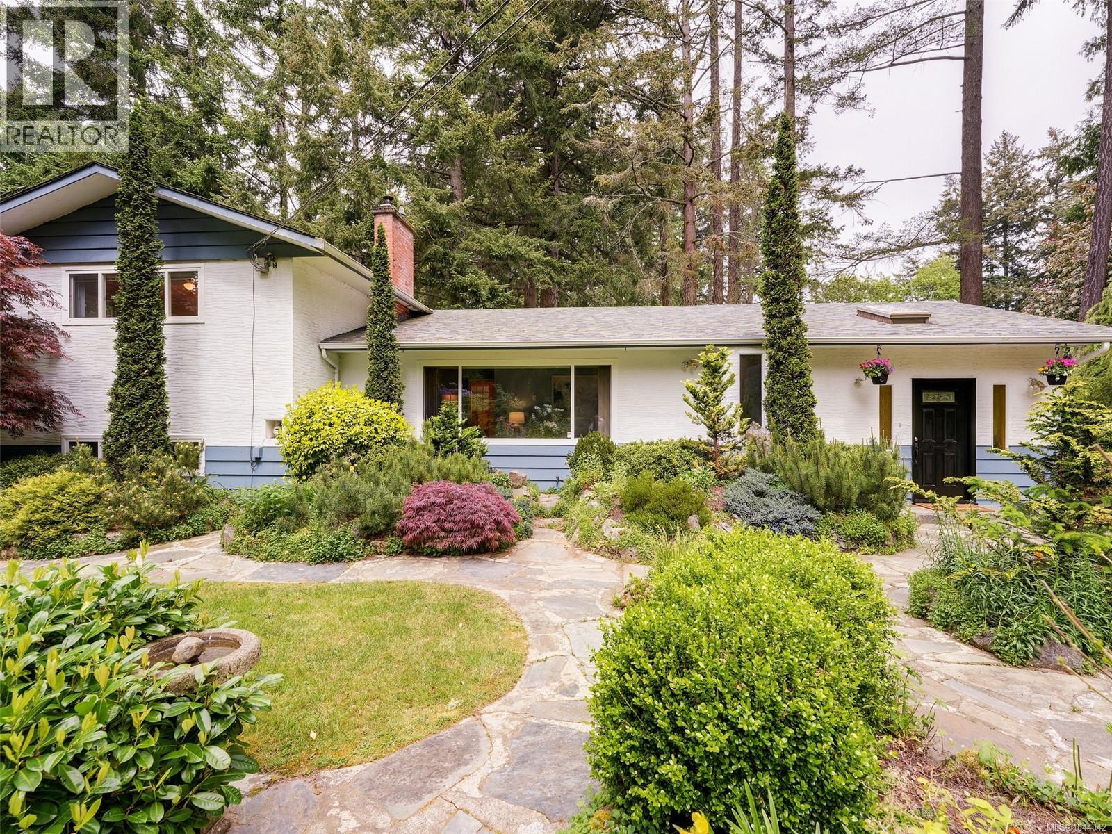 743 Helvetia Cres - 40