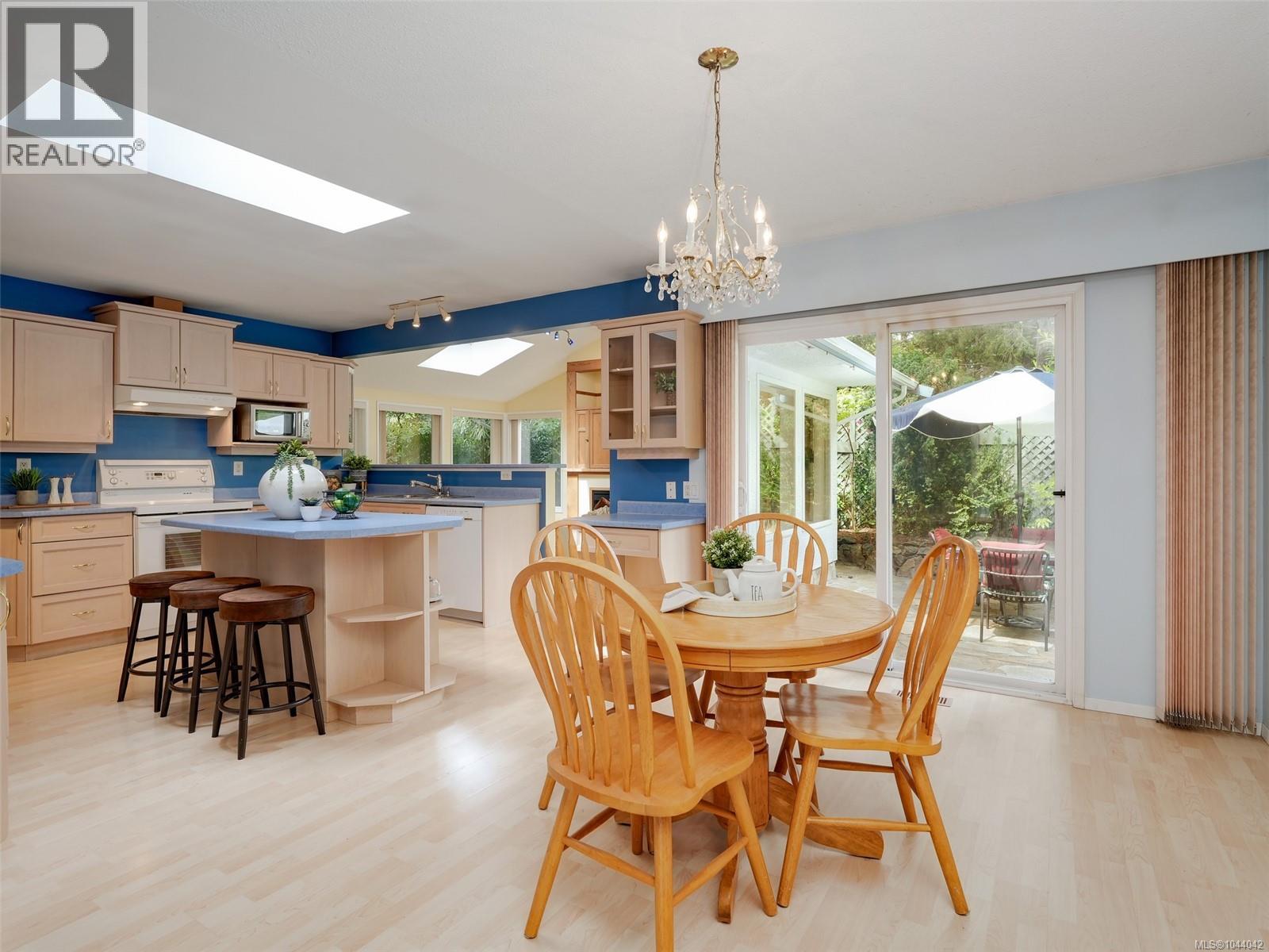 743 Helvetia Cres - 6