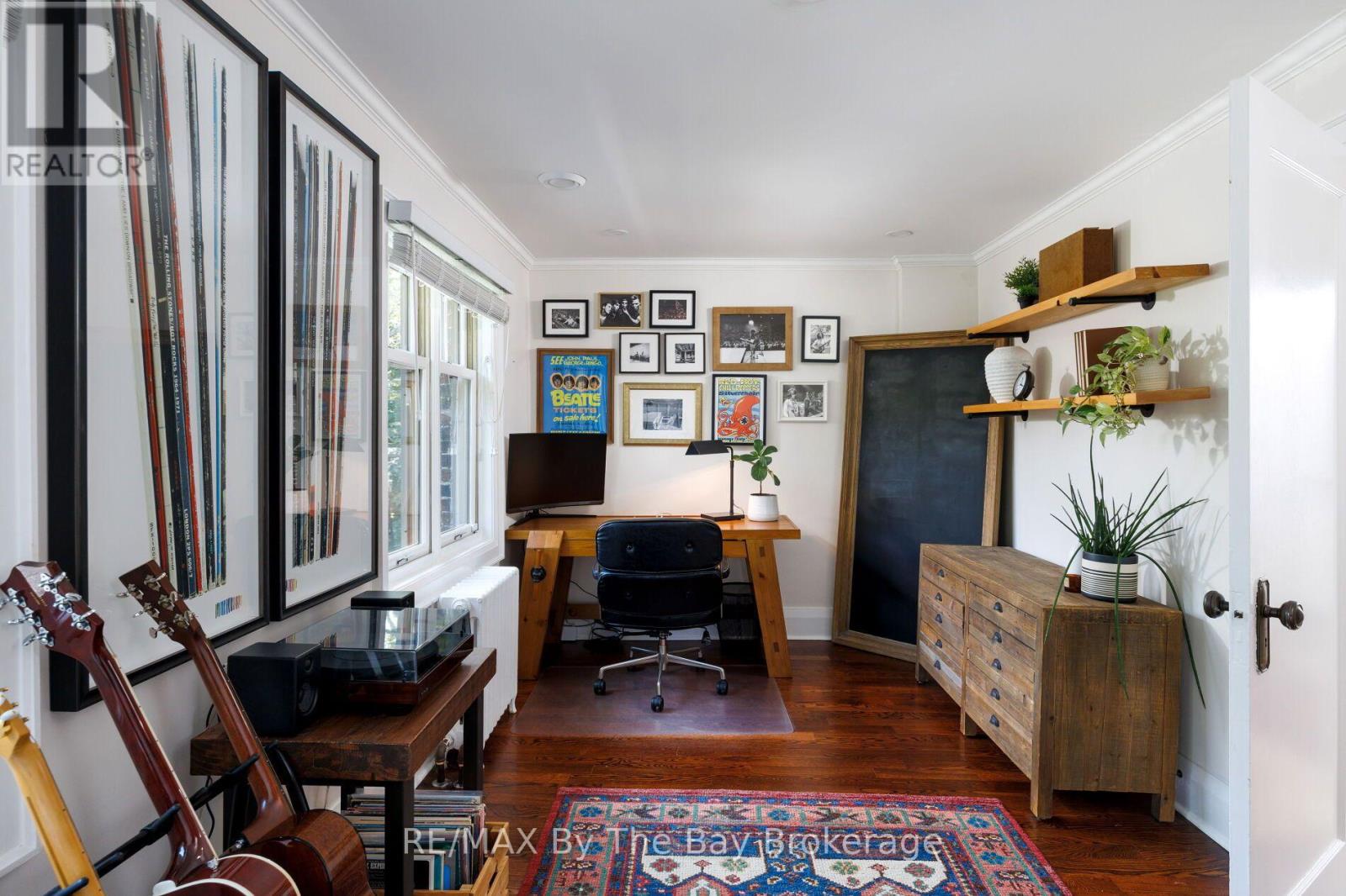 44 RAMBERT CRESCENT - 32
