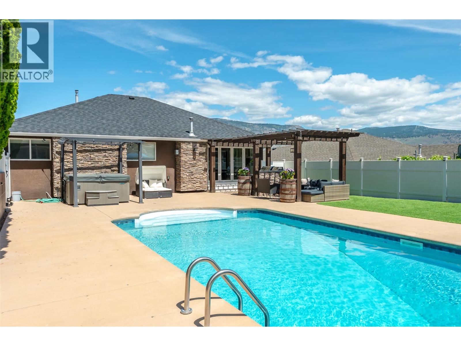 12104 GOLF COURSE Drive, Osoyoos — photo 2