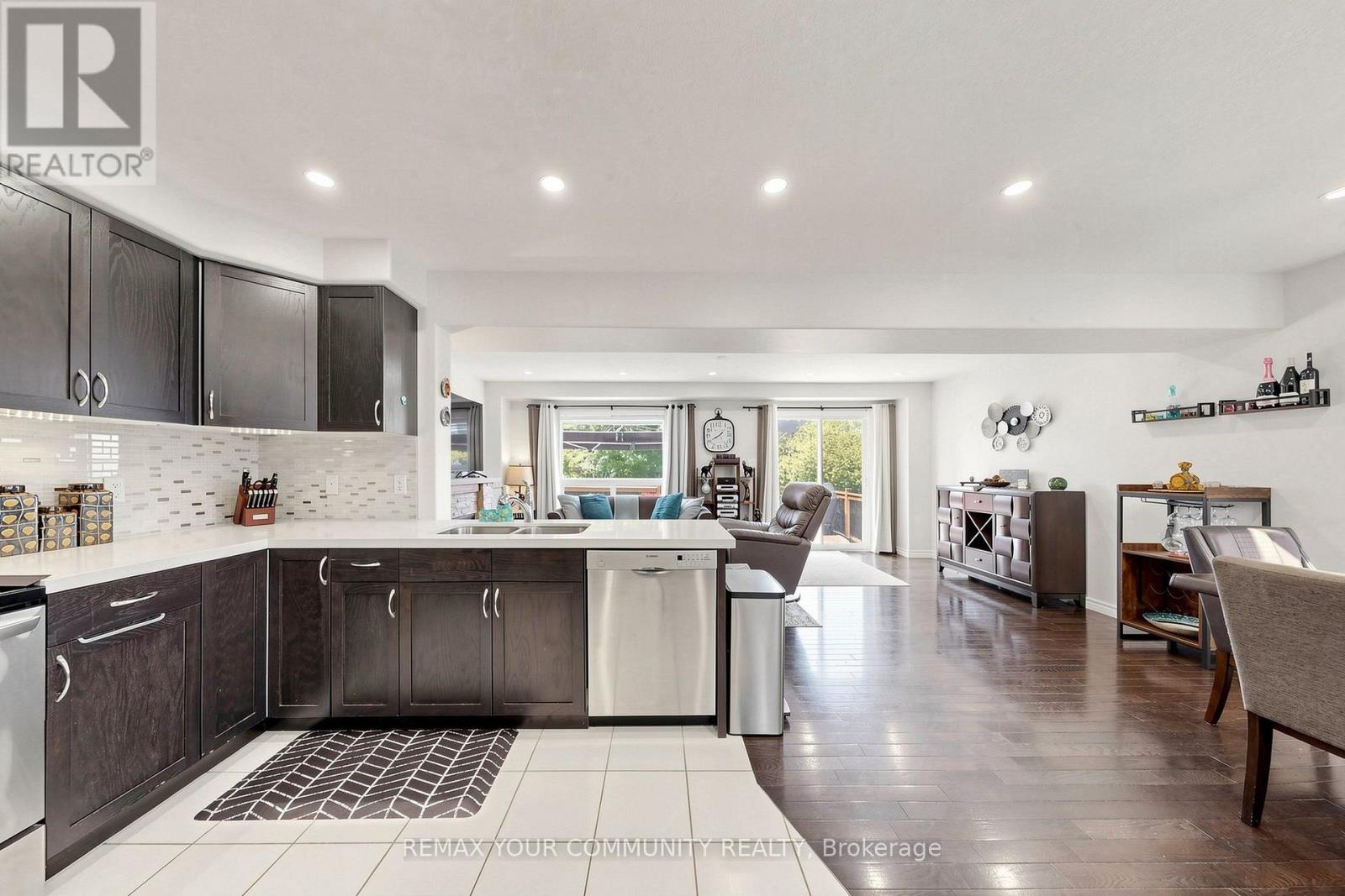18 DAVIS STREET - Image 18