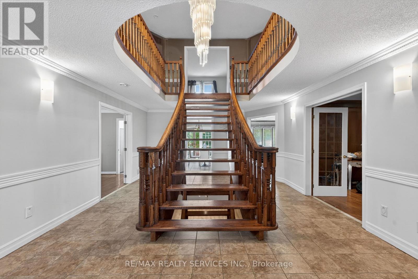 2069 SCHOOLMASTER CIRCLE - 16