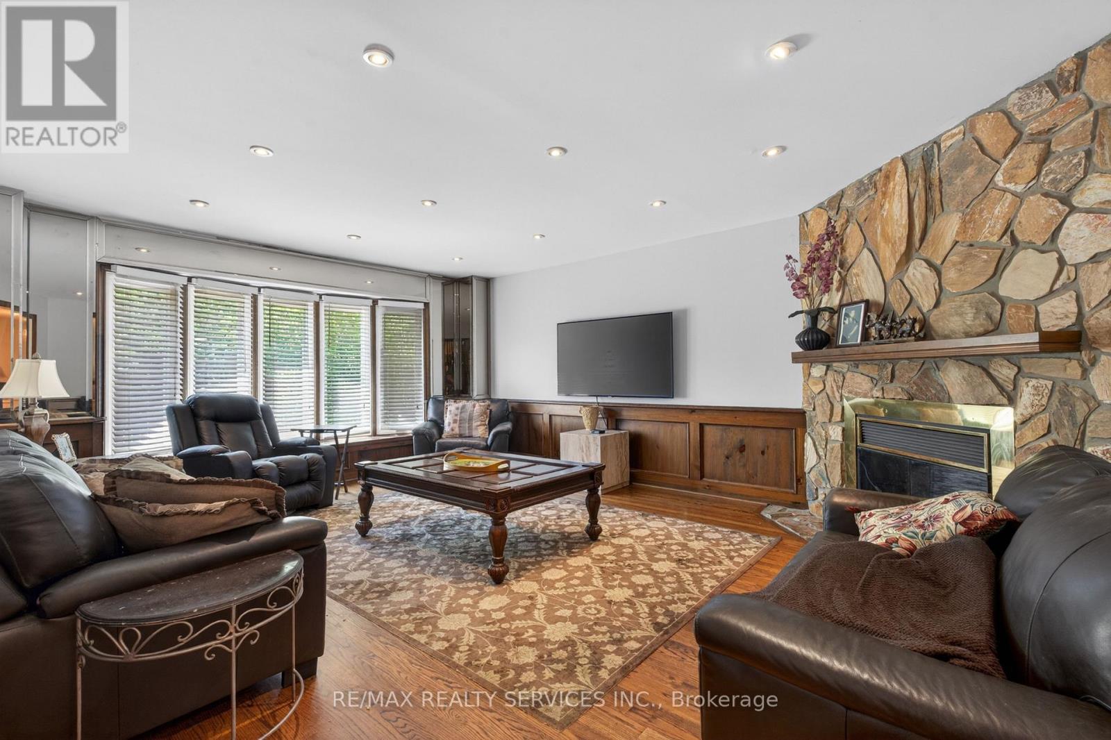 2069 SCHOOLMASTER CIRCLE - 18