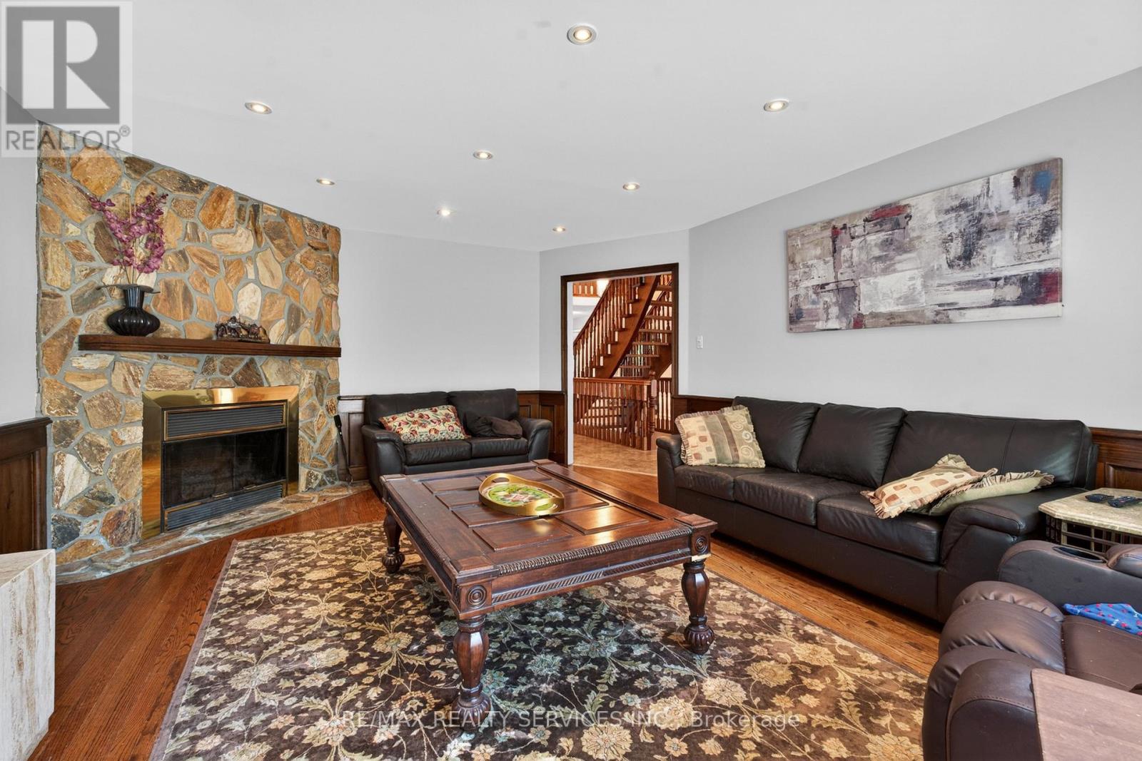 2069 SCHOOLMASTER CIRCLE - 20