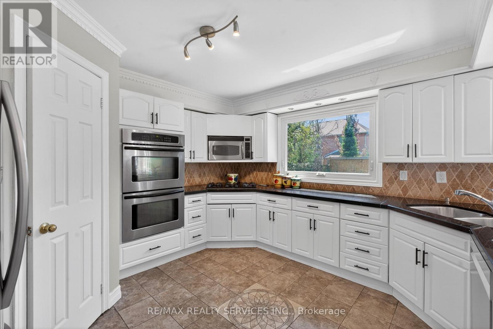 2069 SCHOOLMASTER CIRCLE - 28