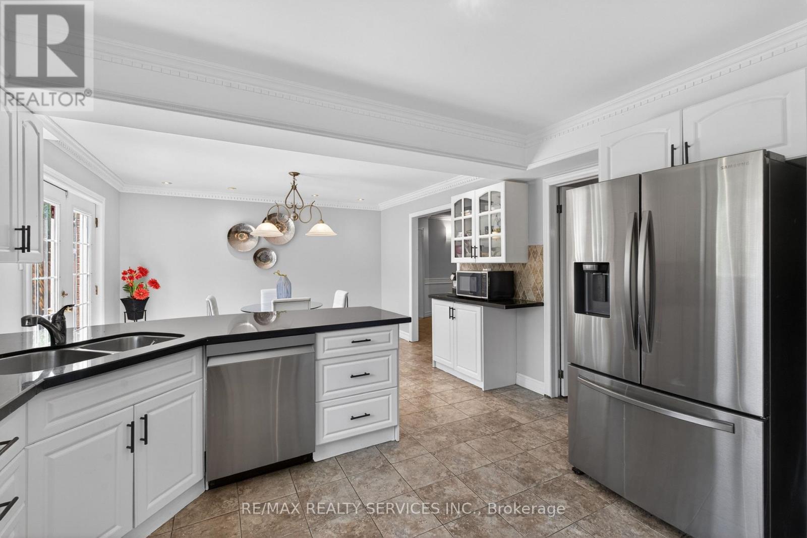 2069 SCHOOLMASTER CIRCLE - 29