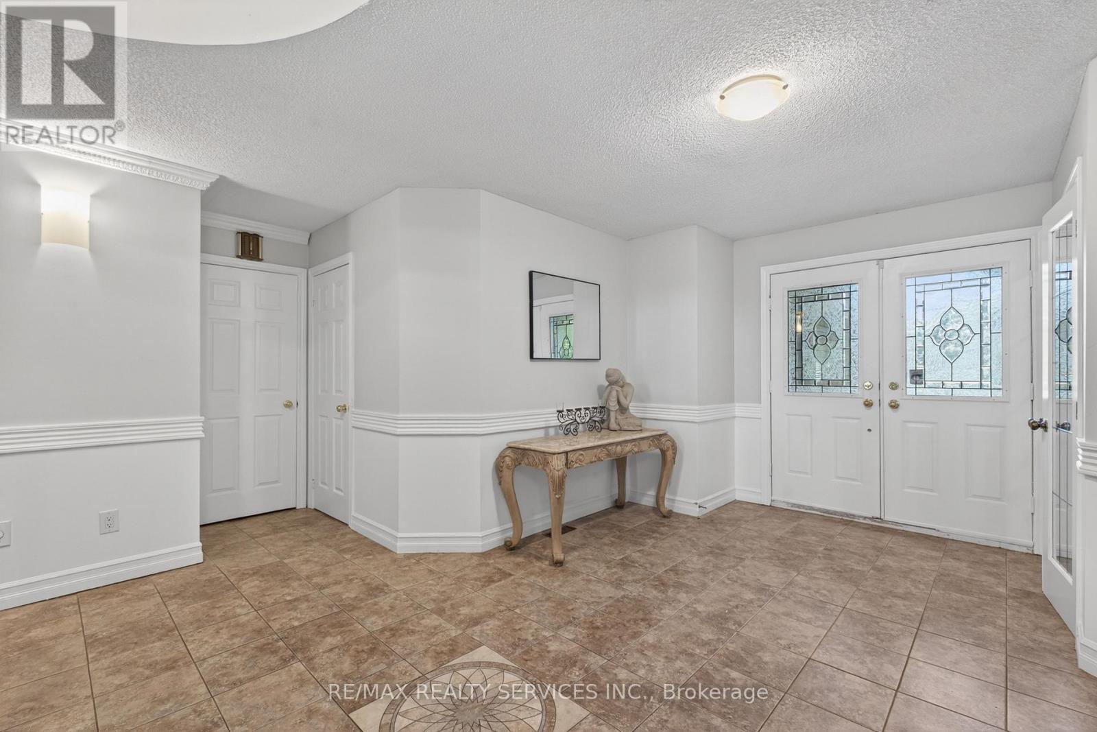 2069 SCHOOLMASTER CIRCLE - 3