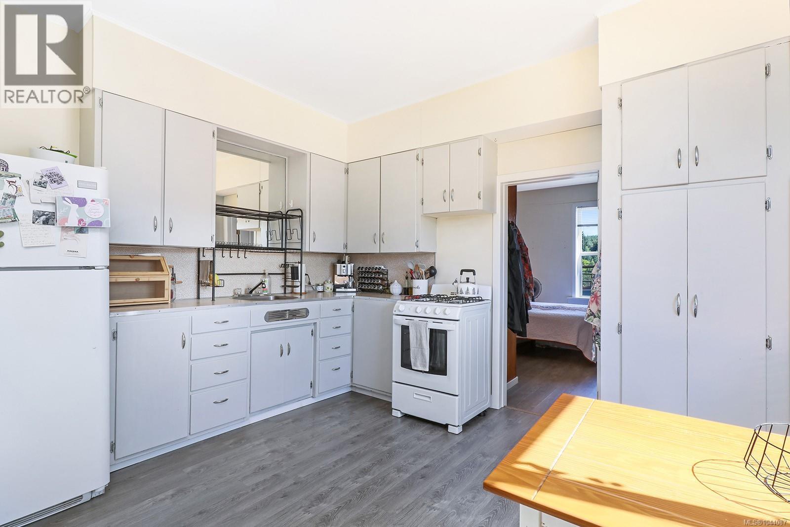 2780 Dunsmuir Ave - 19