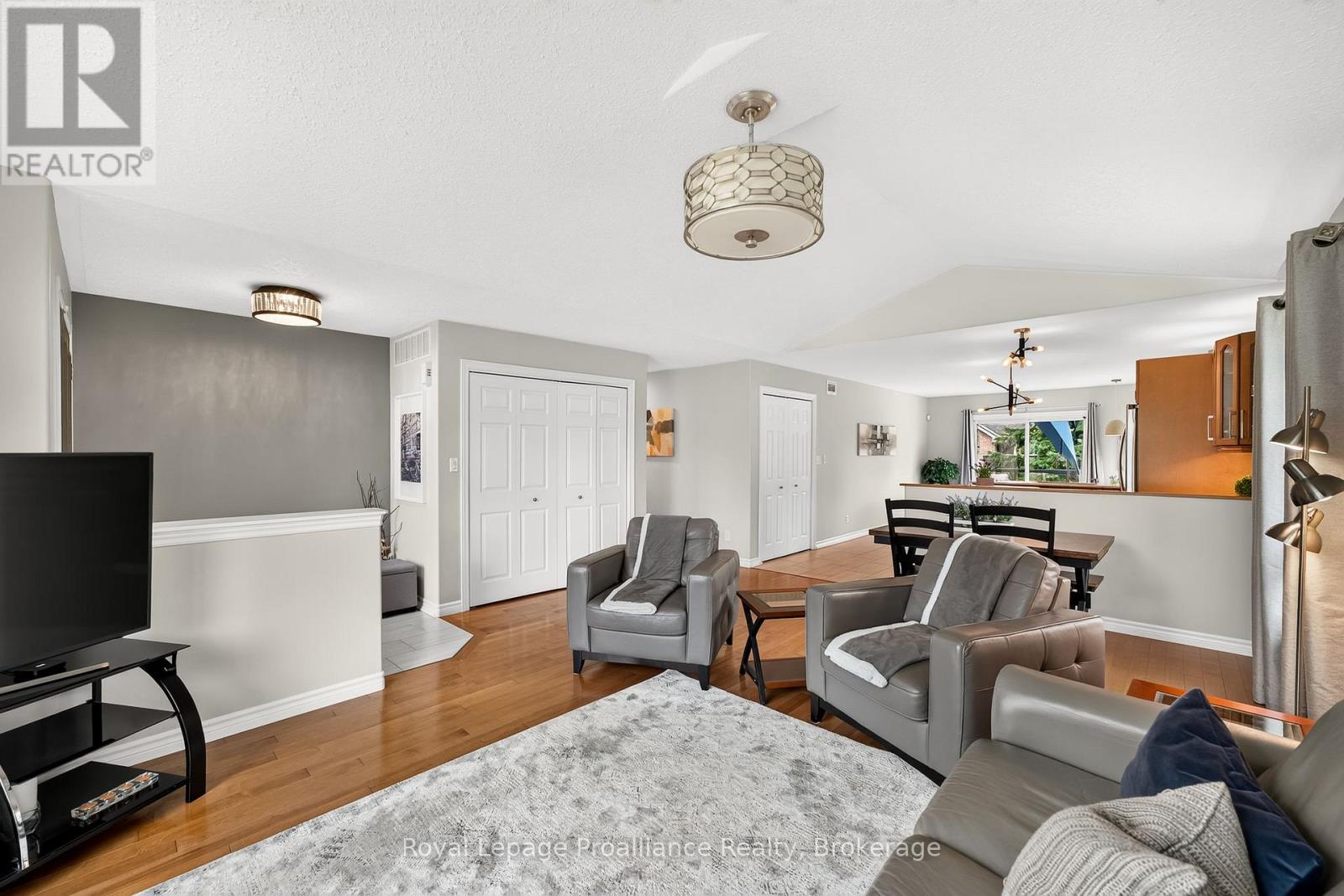 22 IROQUOIS AVENUE - Image 10