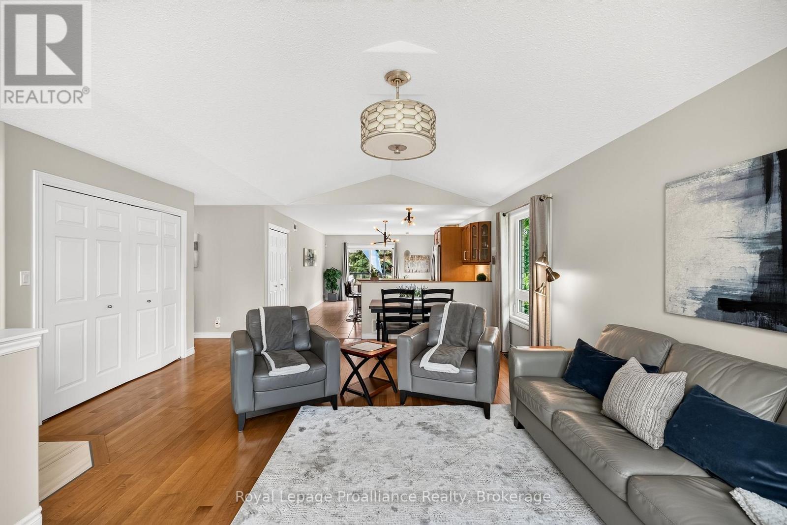 22 IROQUOIS AVENUE - Image 14