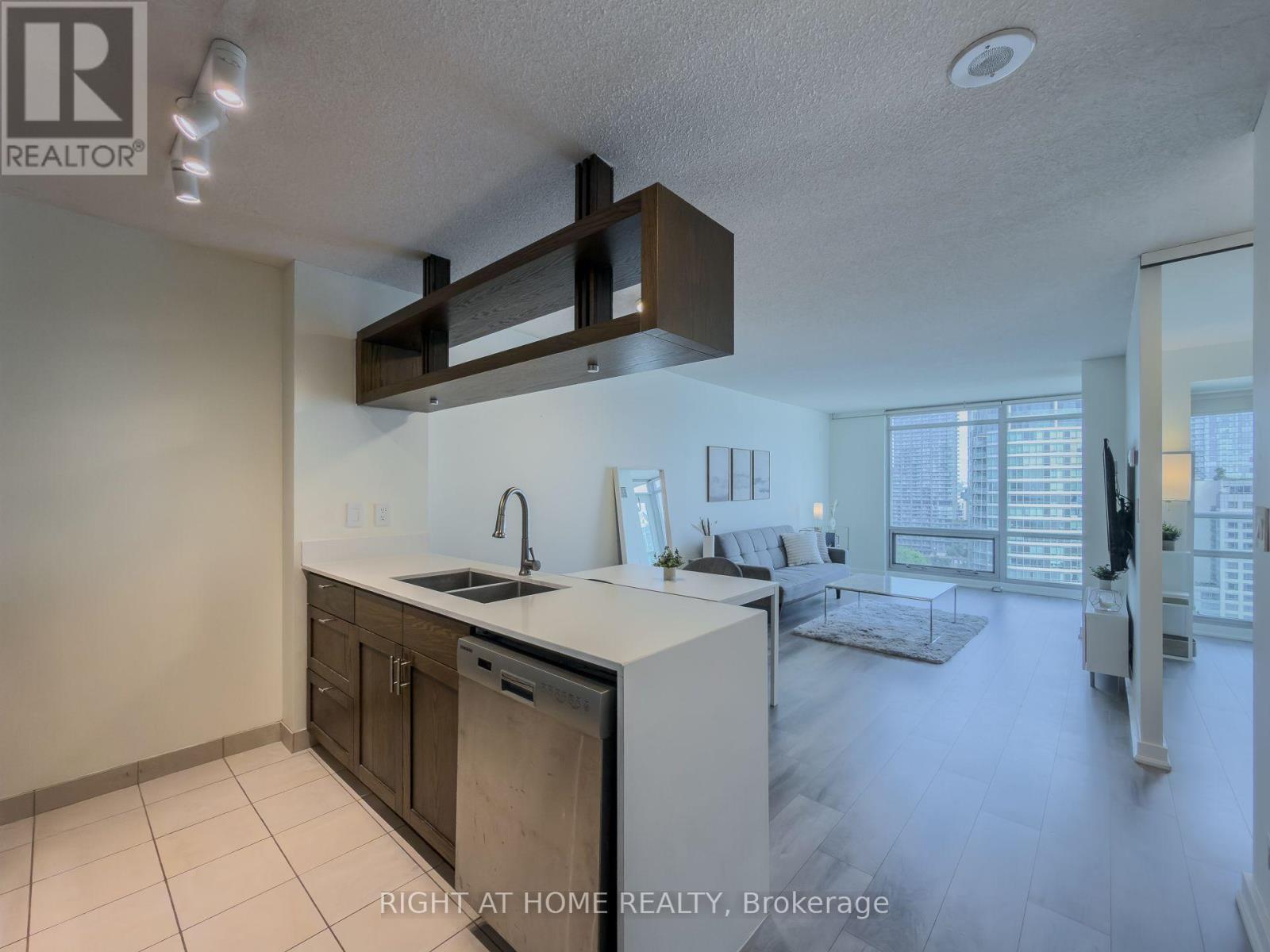 #2611 81 NAVY WHARF COURT - 2