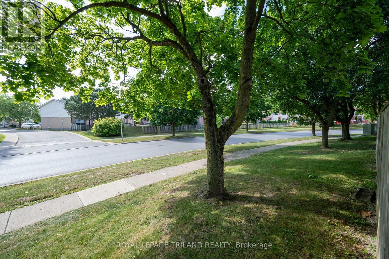 #14 300 SANDRINGHAM CRESCENT - Image 28