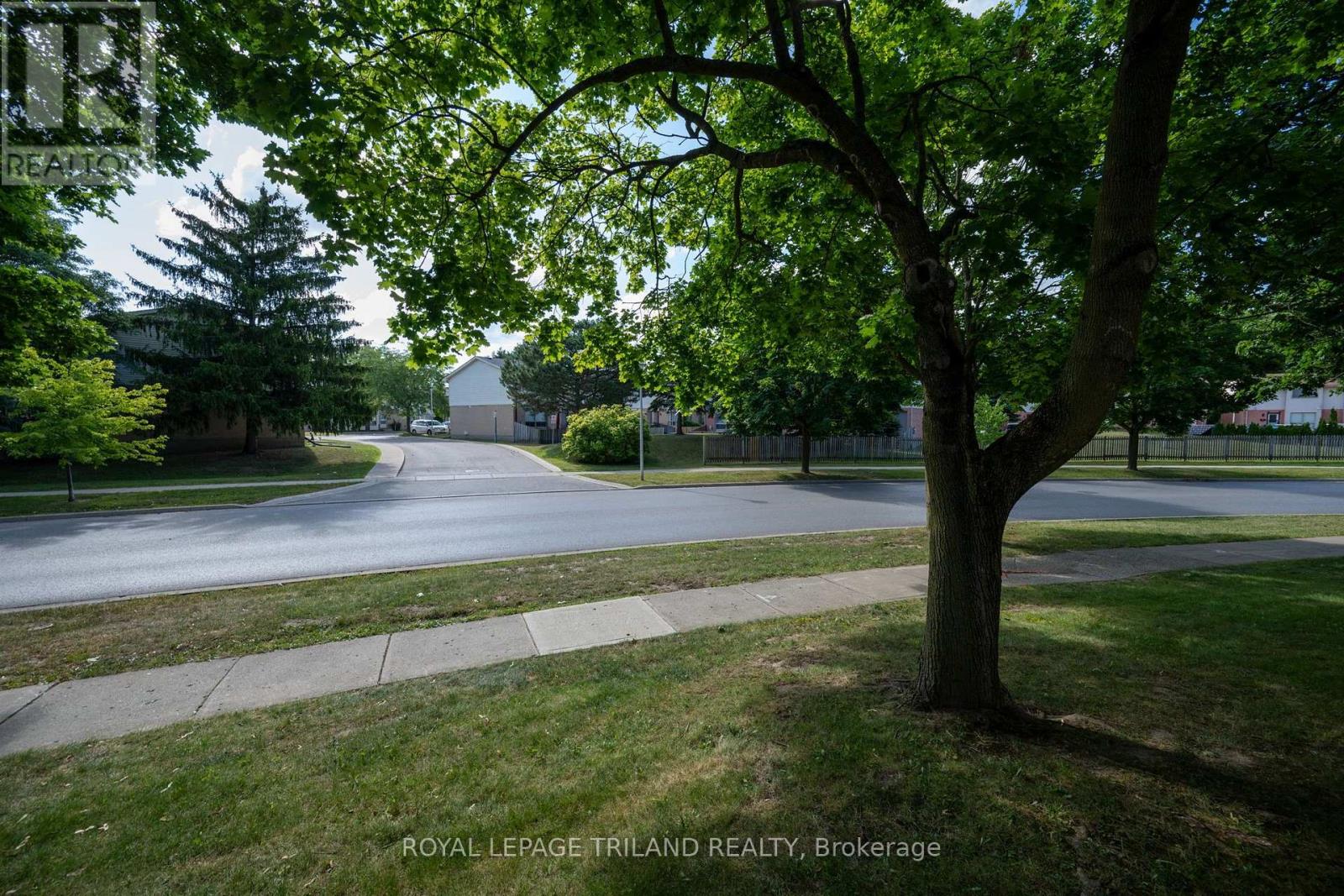 #14 300 SANDRINGHAM CRESCENT - Image 29