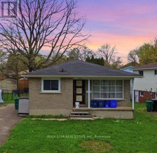 402 MIDWOOD CRESCENT - 2