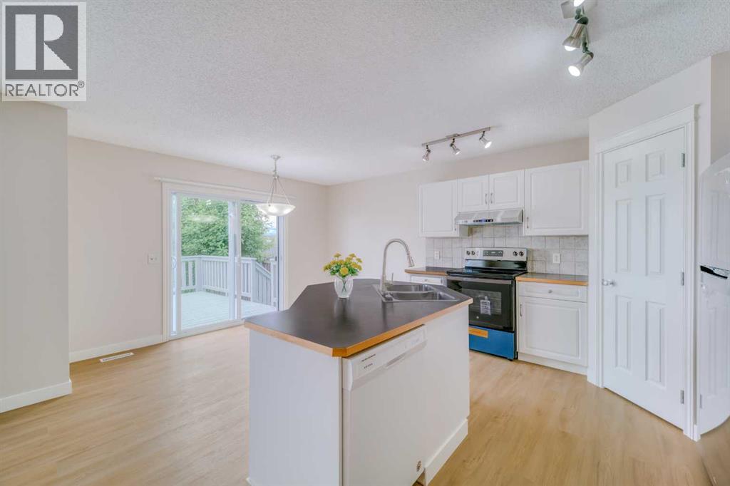 130 Somerglen Way SW - 17