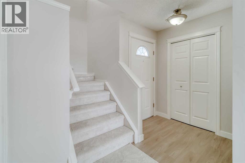 130 Somerglen Way SW - 20